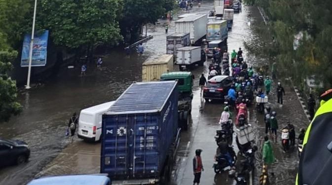 Banjir Surut, Pemotor Dilarang Melintas di Tol Wiyoto Wiyono