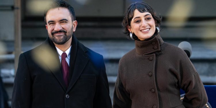 Elegan Rama Duwaji Dampingi Zohran Mamdani Disumpah di Bawah Al-Qur’an Sebagai Wali Kota Muslim Pertama