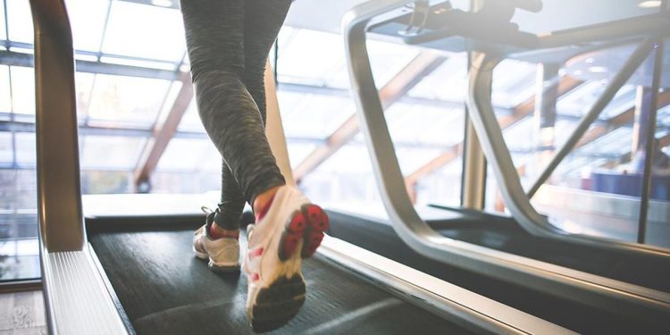 Jalan Kaki di Treadmill atau Luar Ruangan, Mana yang Lebih Efektif?