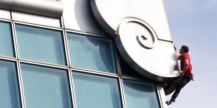 Pria AS Sukses Panjat Gedung Tertinggi Taiwan Tanpa Alat Pengaman