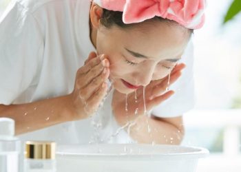 7 Manfaat Mencuci Wajah dengan Air Beras untuk Kulit Glowing