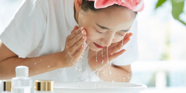 7 Manfaat Mencuci Wajah dengan Air Beras untuk Kulit Glowing