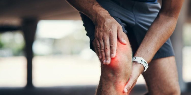 Hindari 7 Makanan Ini saat Nyeri Lutut Agar Tidak Makin Parah