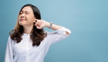 Tinitus: Definisi, Penyebab, dan Cara Mengobatinya