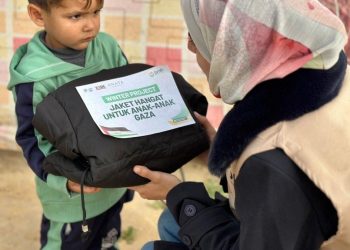 Jaket Anak Gaza Palestina untuk Menghangatkan di Musim Dingin Ekstrem