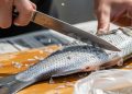 Membersihkan Sisik Ikan yang Aman dan Praktis di Rumah Tanpa Ribet